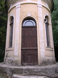 drevené dvere - vchod do pavilónu