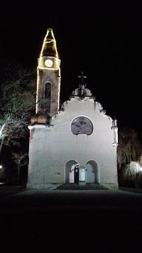 kostol s osvetlenou vežou