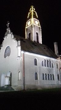 kostol s osvetlenou vežou
