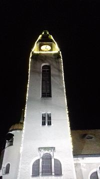 osvetlená veža kostola u rybníka Barbora
