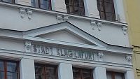 nápis Stadt Klagenfurt medzi prvým a druhým poschodím