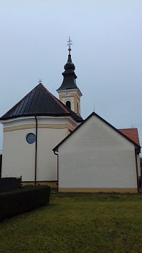 presbytérium a pristavaná sakristia