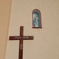 kríž sv. misii a soška vo výklenku