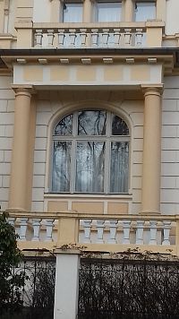 balkón na dvoch stĺpoch s balustradovým zábradlím