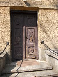 zdobené drevené dvere