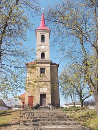 kostol so štíhlou predstavanou vežou