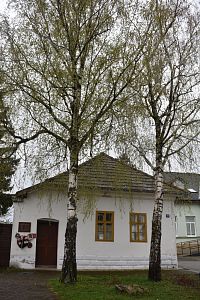 vidiecky dom s pamätnou doskou na herca Attilu Kaszása