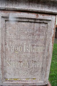 nápis v maďarčine na stĺpe Najsvätejšej Trojice