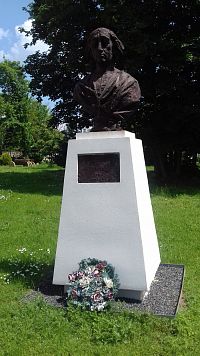 pamätník miestneho rodáka Alexandra Algoviča