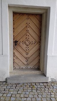 drevené dvere vchodu pod vežou
