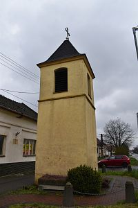 zvonica umiestnená pri ceste vedúcej do Galanty