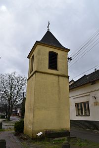 murovaná zvonica s dvoma zvonmi