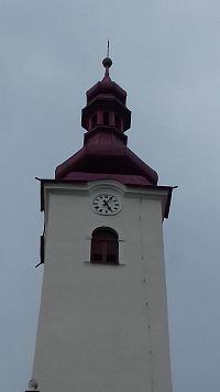 veža so zvukovými oknami, hodinami a cibuľovitou strechou