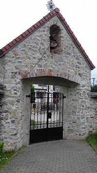 vstupná brána - zvonica do areálu kostola