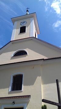 priečelie kostola s vežou