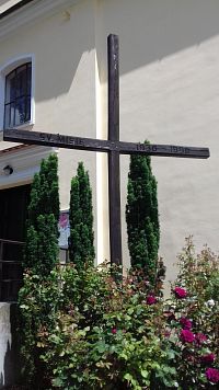 drevený kríž misii pred kostolom