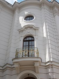 balkónik s pozlatenými reťazcami
