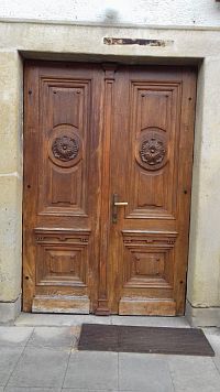 vchodové dvere do kostola