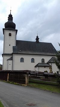 kostol s dreveným oplotením