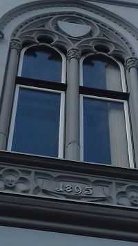 krásne zaklenuté okno a letopočet 1895