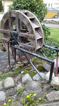 mlynské kolo, pripomína existenciu dvoch mlynov v histórii obce