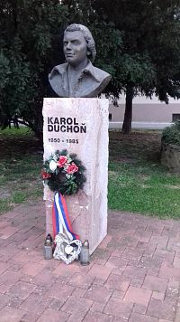pamätník je spomienkou na známeho slovenského speváka
