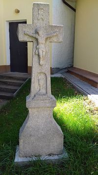 kríž v areáli kostola