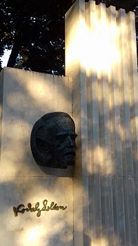 pomník s podpisom Kodály Zoltán