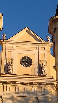 stred s trojuholníkovým štítom s hodinami a dvoma sochami