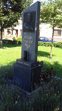 pomník v parčíku neďaleko kostola vo Vlčnove