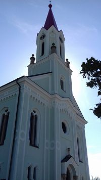 čelná časť kostola s vežou