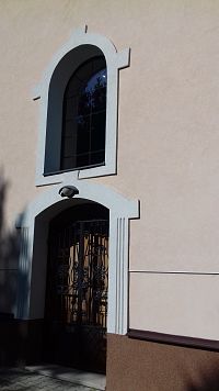 bočný vchod a okno