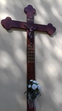 misijný kríž na fasáde kostola
