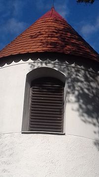 zvukové okno so žaluziami a strecha tvaru nízkeho kužeľa