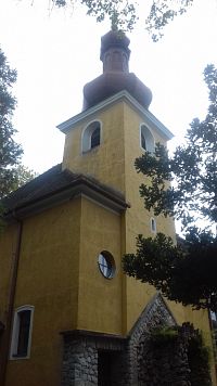 veža a vchod do kostola