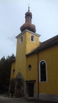 veža s Lurdskou jaskyňou a vchod do kostola
