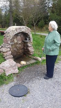 najstaršia turistka, babka Veronika u prameňa