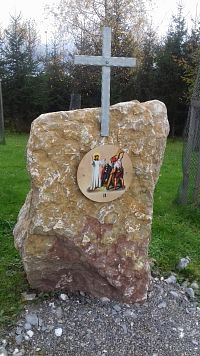 zastavenie II. - kameň z lomu v Ladcoch, v hornej časti kríž a obrázok zastavenia