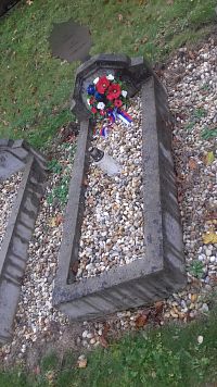 pri niektorých hroboch boli aj kvety, pravdepodobne ich sem dali ďalekí príbuzní