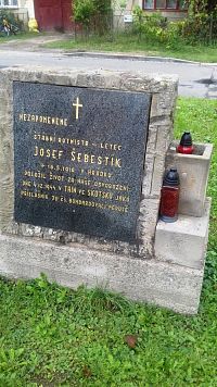 pomník letca Josefa Šebestíka