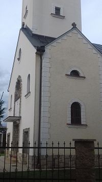 vchod do kostola a časť veže
