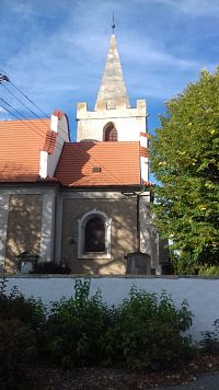kostol s ohradným múrom