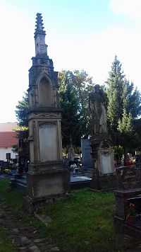 pomníky na okolitom cintoríne