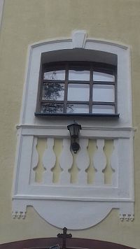 zdobené okno veže nad vchodom