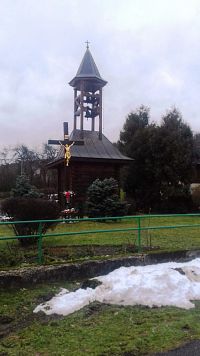 Lipová u Slavičína - drevená zvonica a kríž na návsi