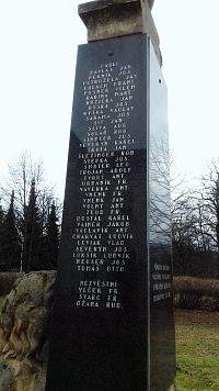 obelisk z čierneho mramoru