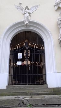 hlavný vchod v priečelí kostola