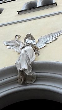 anjel nad vchodom