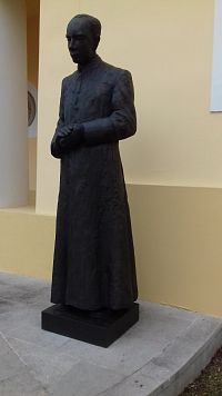 socha kňaza