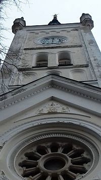 okno a veža kostola z roku 1908